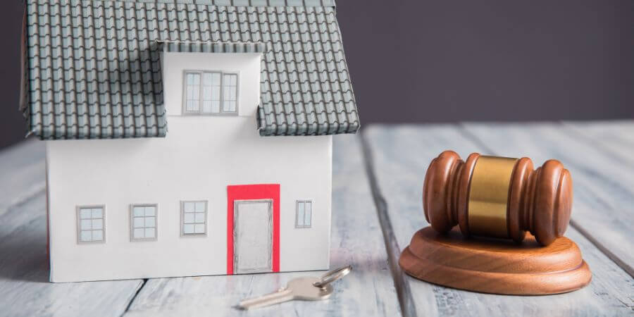 ¿En qué consiste la reserva de postura en una subasta inmobiliaria?